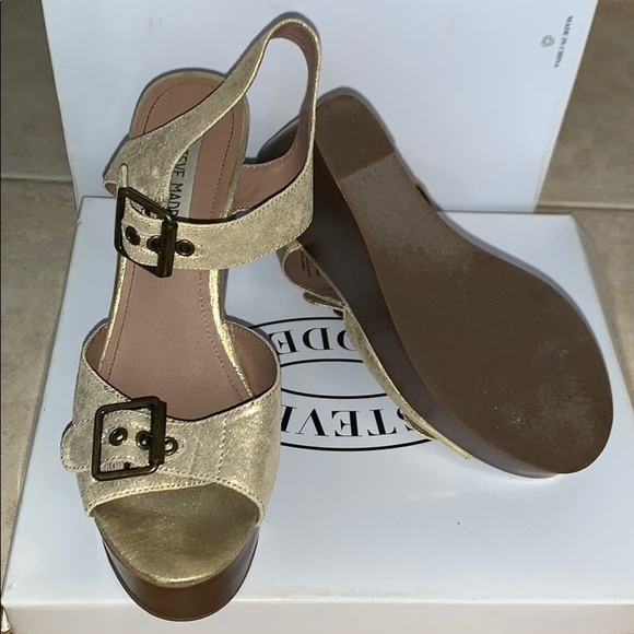 Dusty Gold “Wizarrd” Sandals - Picture 2 of 3